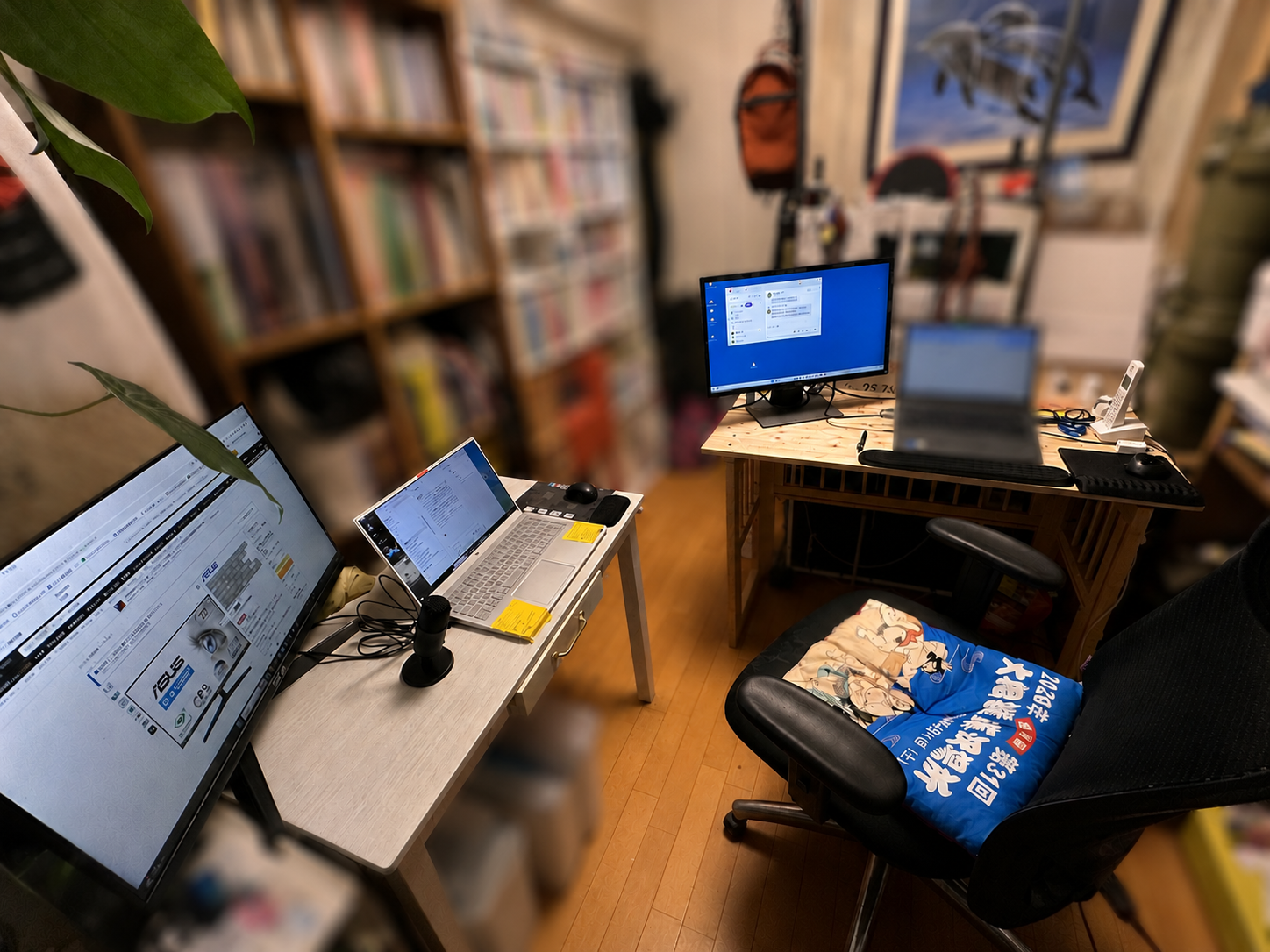実際の仕事部屋。左が個人用ノートPC+27インチモニター、右が仕事用のデスク
