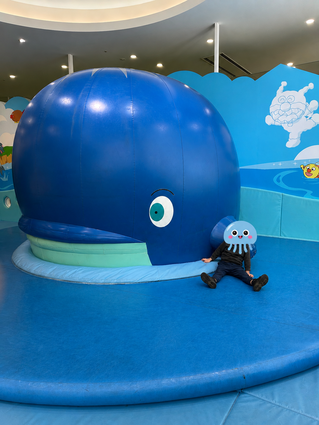 クジラのキャラクターがいる広場