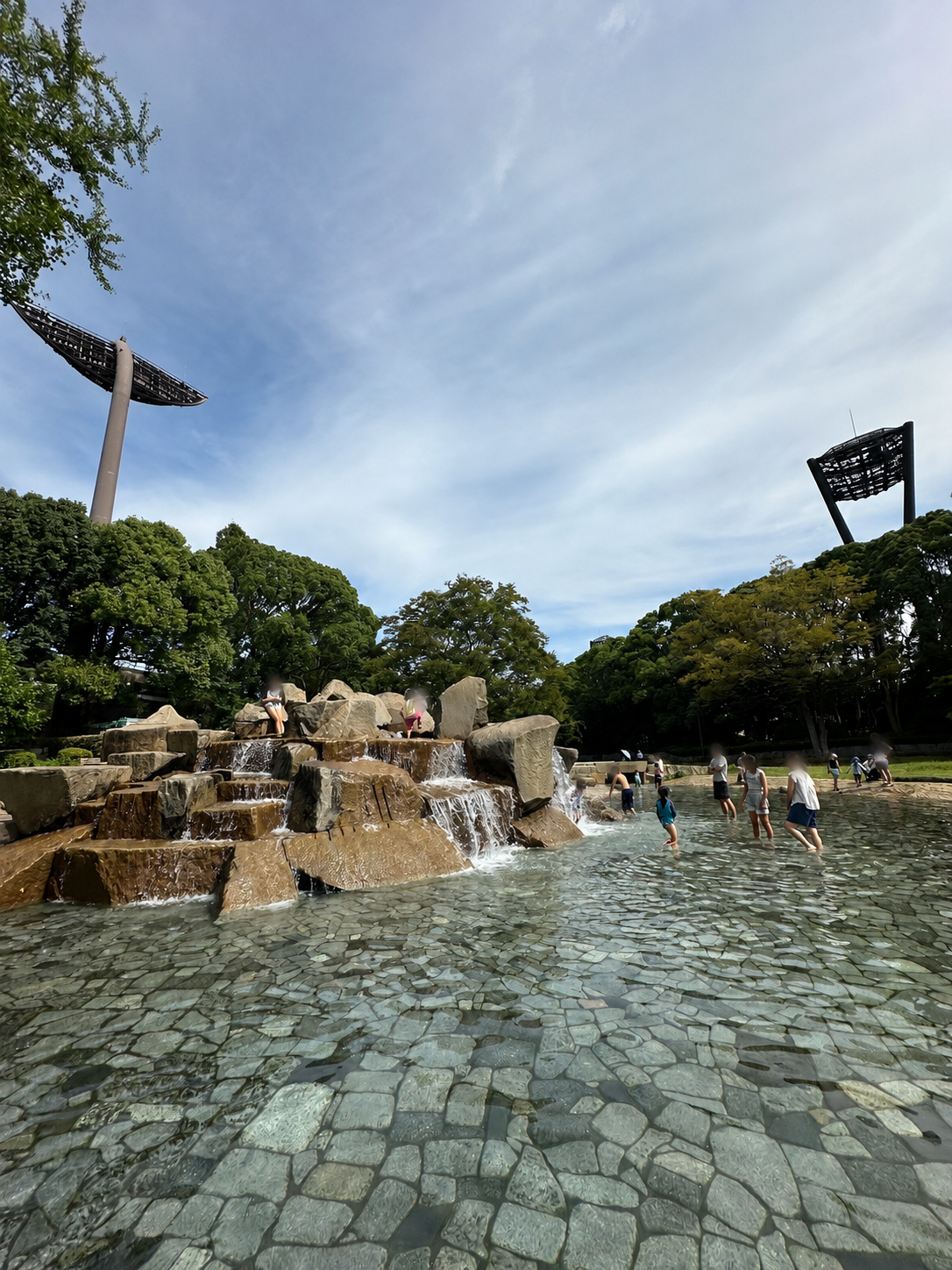 じゃぶじゃぶ池の深いところで遊ぶ次男くらげ