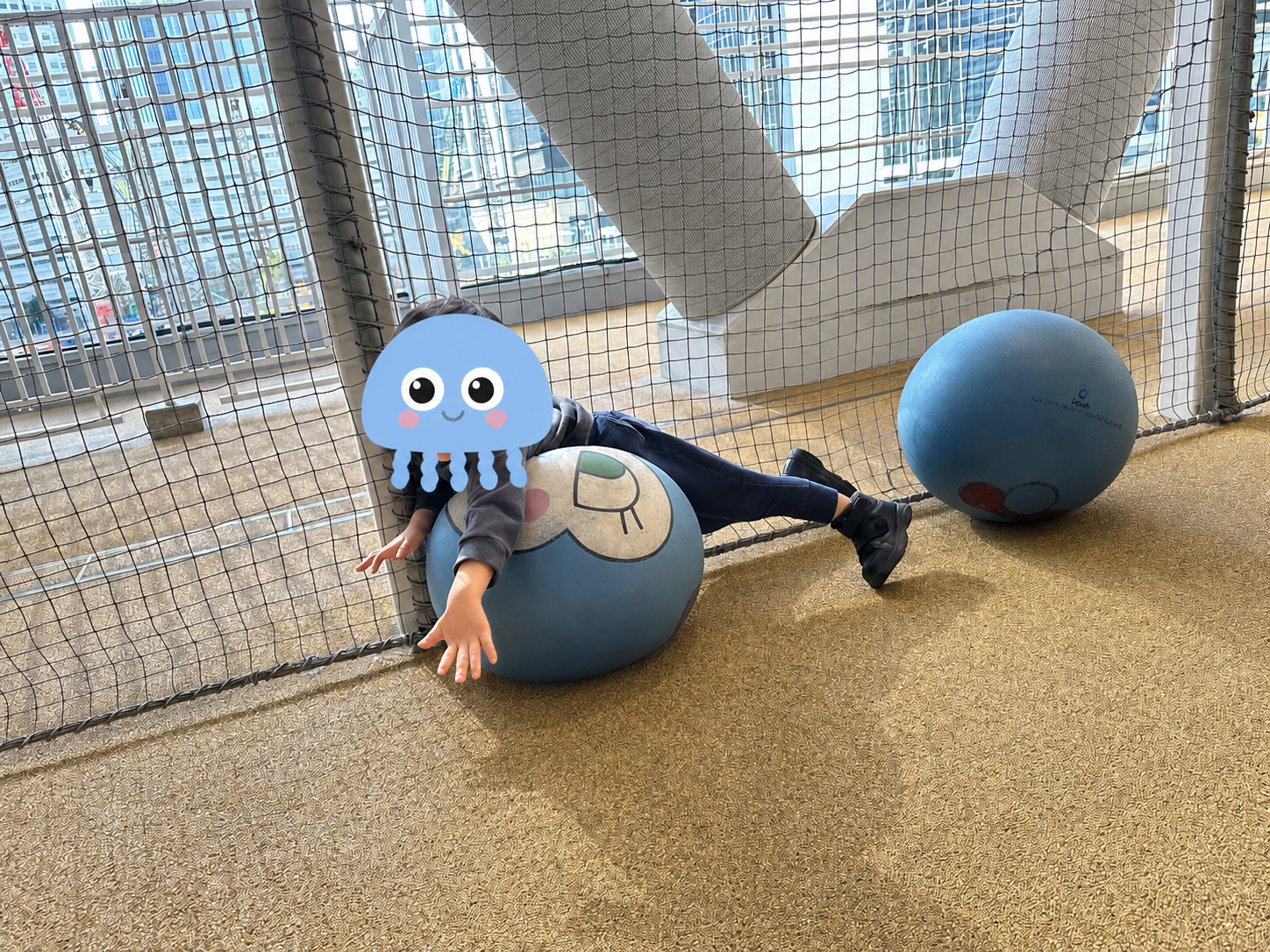 ドキンちゃん・バイキンマンのバウンドするボールで遊ぶ様子