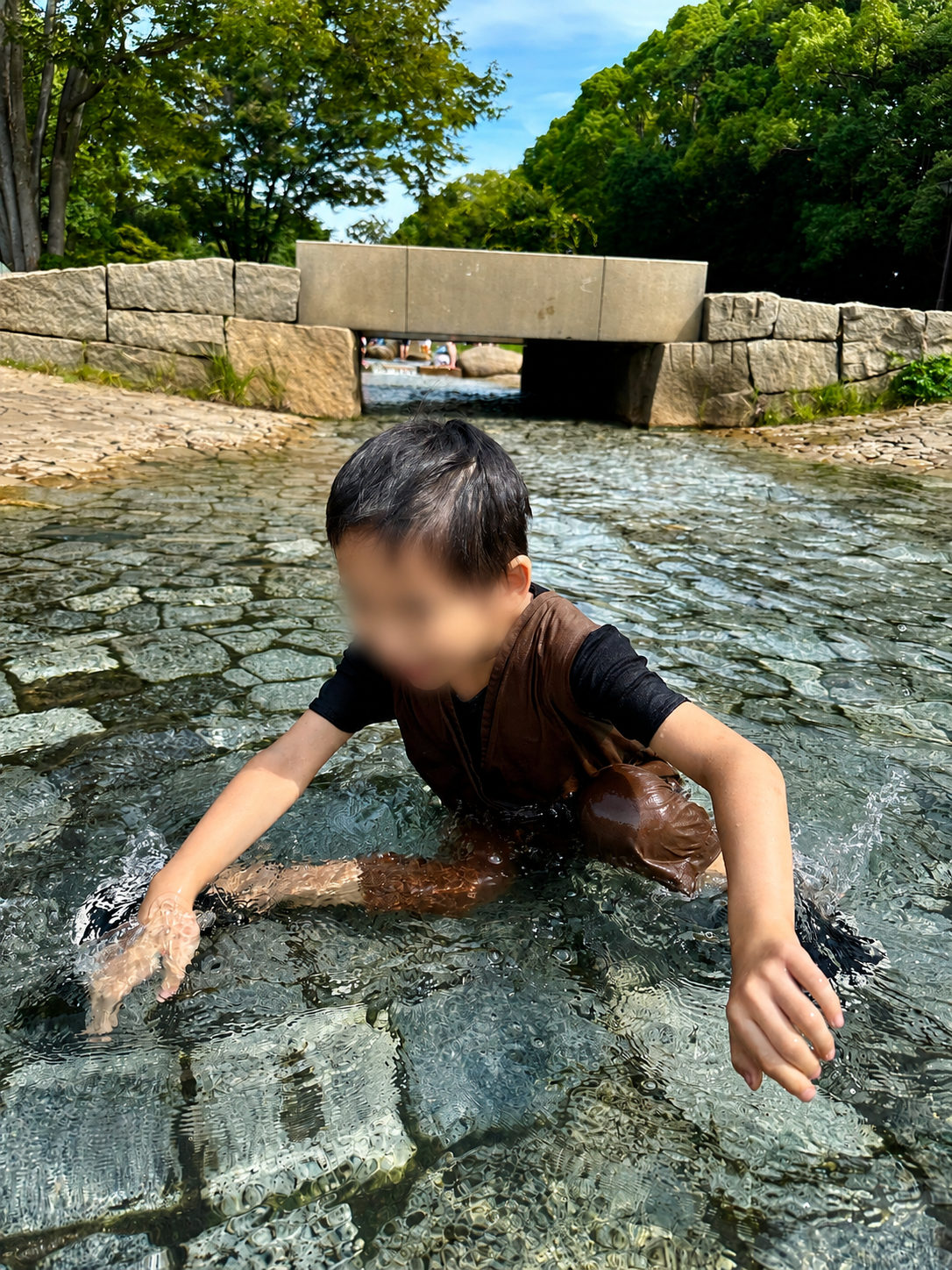 じゃぶじゃぶ池の浅瀬で遊ぶ長男くらげ